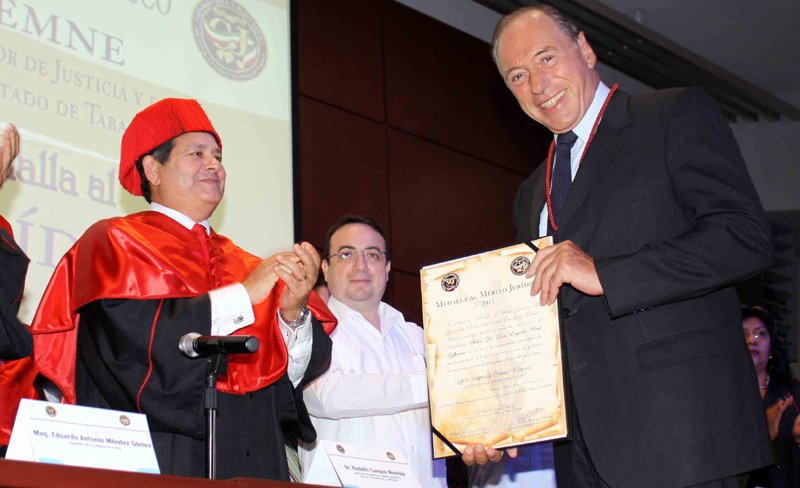 Zaffaroni recibi en Mxico la Medalla al Mrito Jurdico